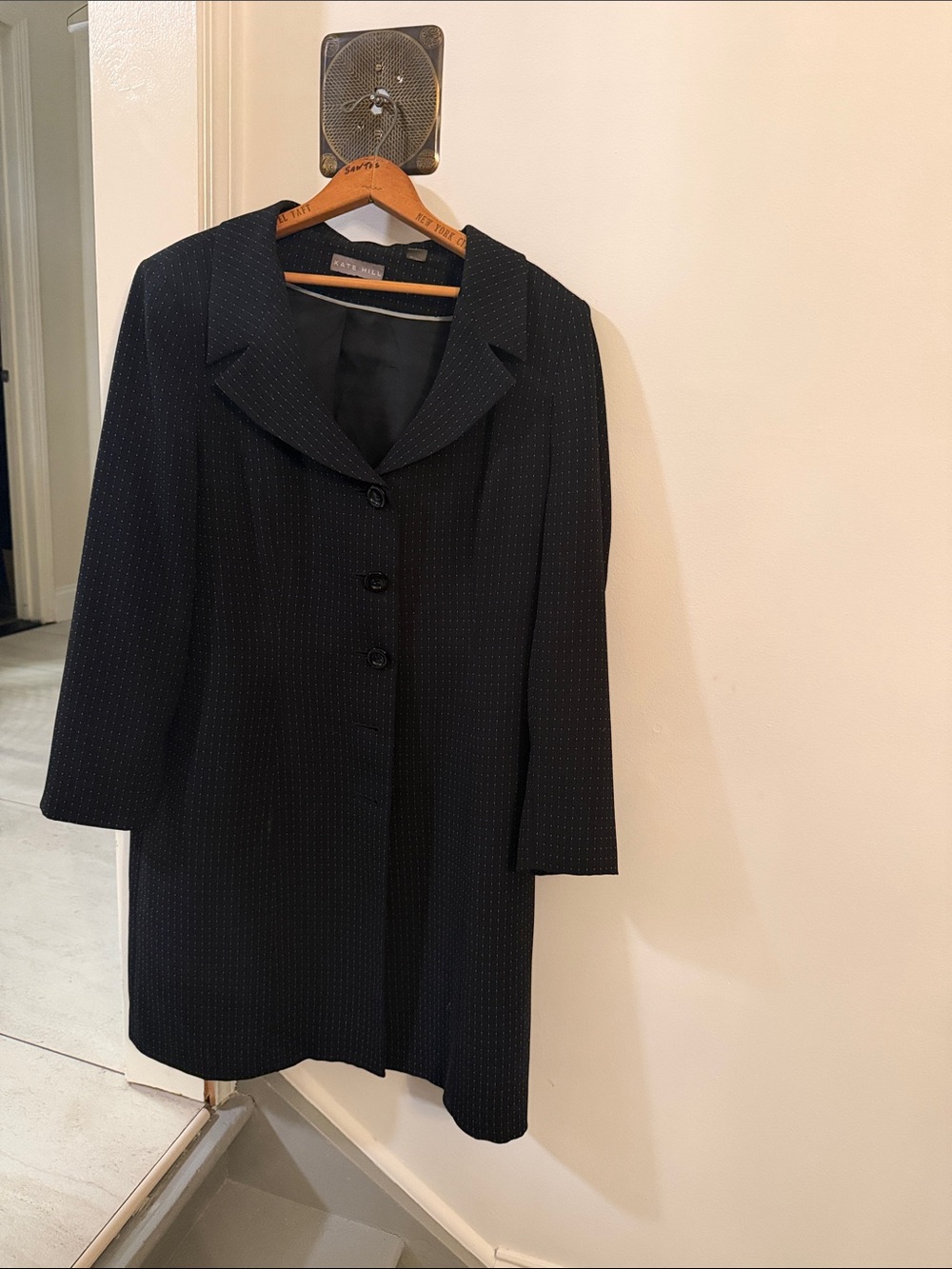 Kate Hill Black dotted and pin striped lightweight button up coat.
Sz 14